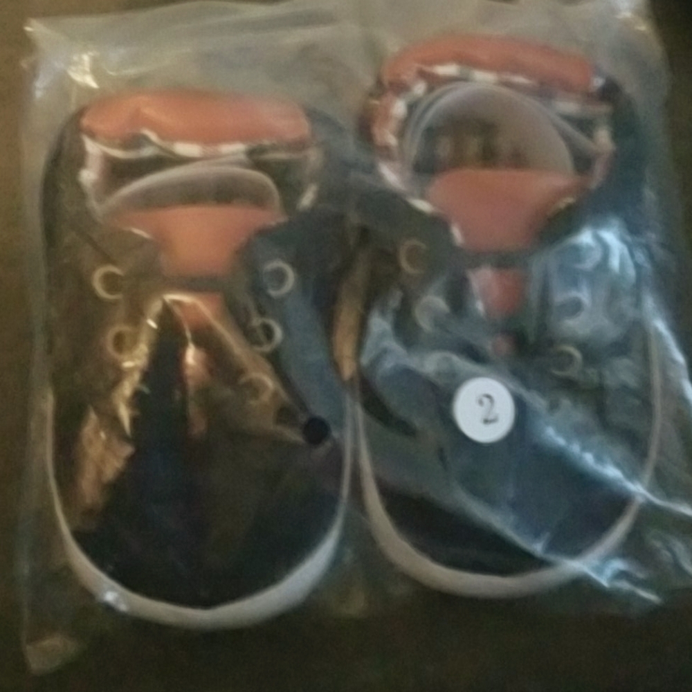 "CRIB SHOES/SNEAKERS"